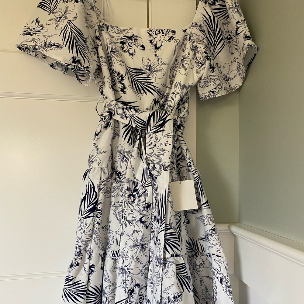 Lulu’s Tropical Sunshine White Floral Print Tiered
Midi Dress. NWT. Size Small